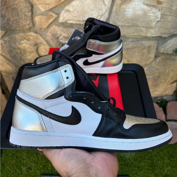 Air Jordan 1 High “Silver Toe” Size 11 Women / 9.5 Men - Picture 8 of 10